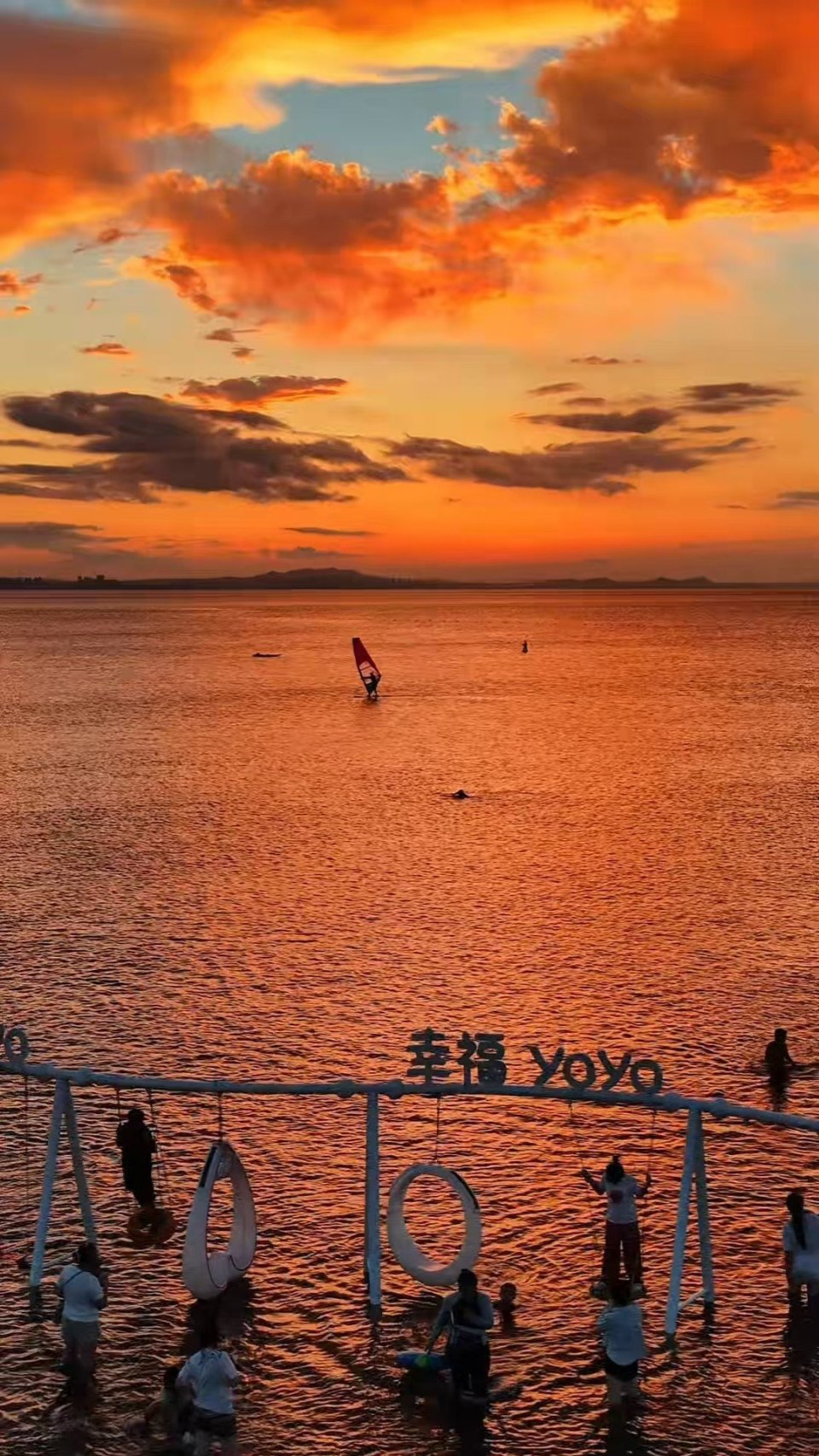 海上秋千摇曳，感受烟台幸福湾独有浪漫_腾讯新闻
