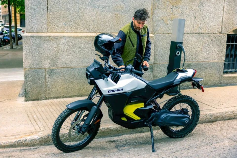 庞巴迪首款两轮电摩,can-am pulse和origin上市,售价13999美元起