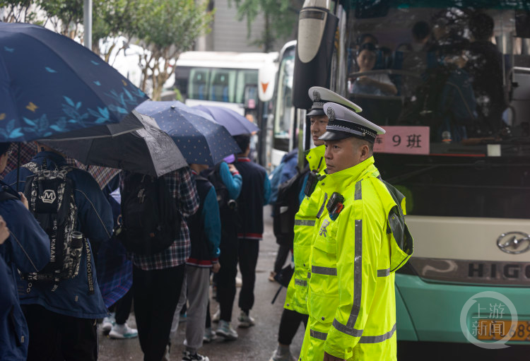 在警车里被考住的图片图片