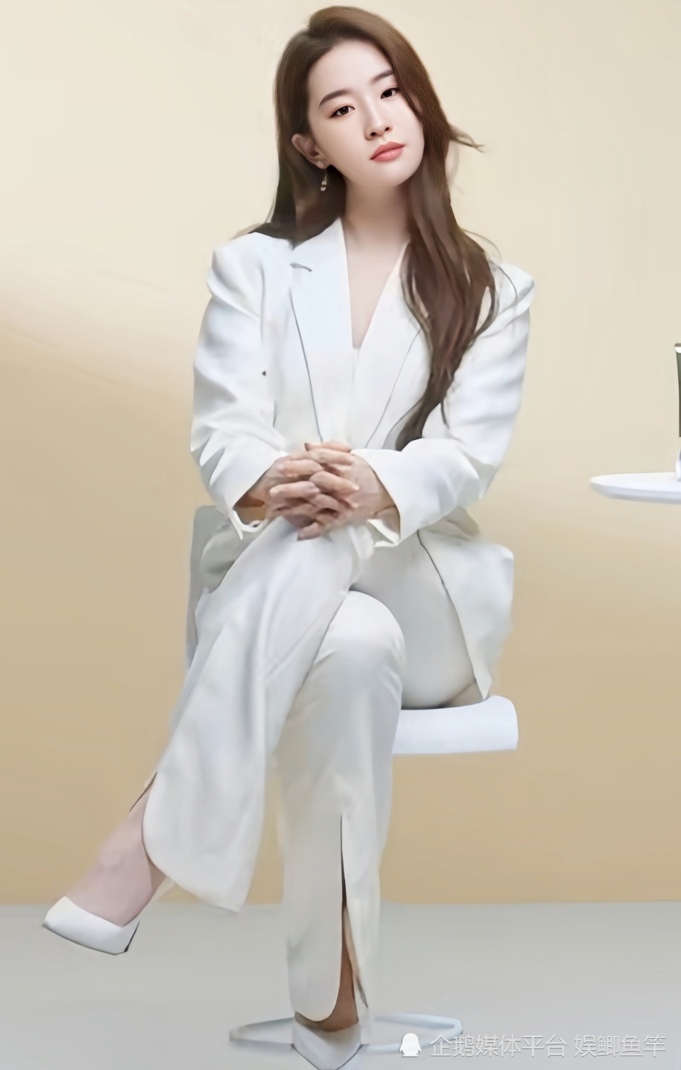 36岁刘亦菲新造型纯白西装美如画天仙果真不是浪得虚名