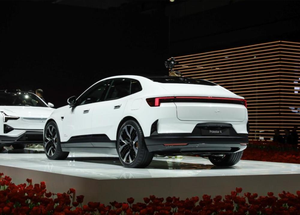 在外观方面,新车可以看作是极星戒律概念车的跨界suv