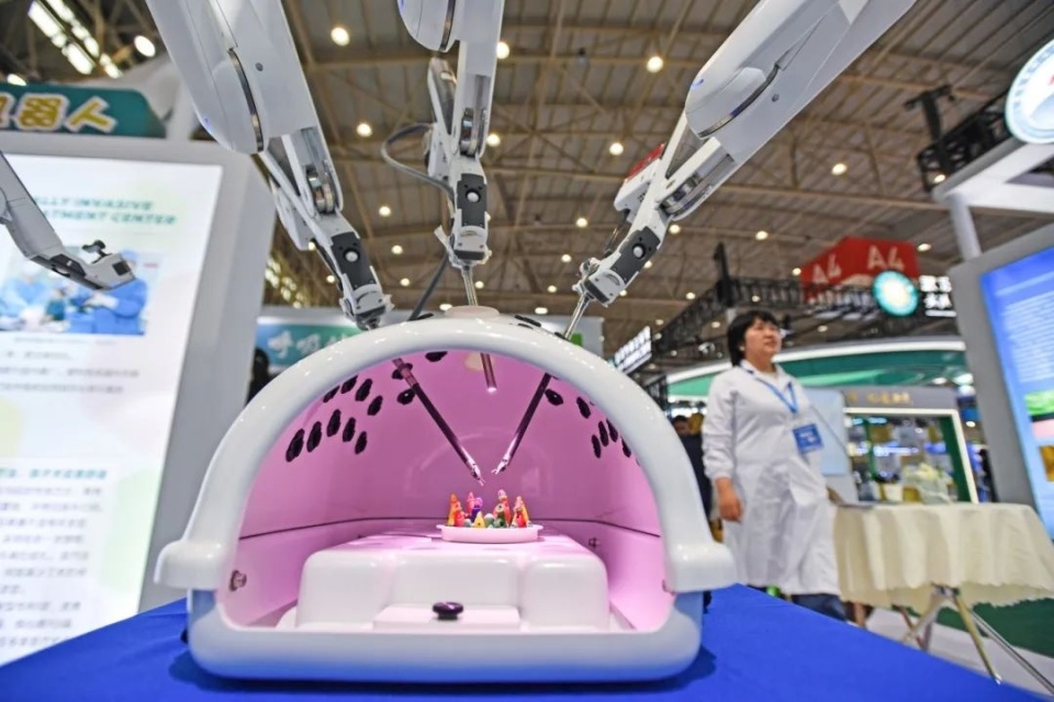 玩转手术机器人,喝中药花茶……这里主打"沉浸式"体验_腾讯新闻