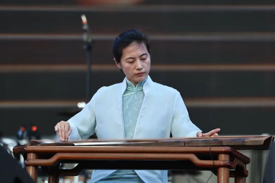 以其浓厚的韵味,鲜活的律动,成为古琴界一朵奇葩,形成了既有中国古典