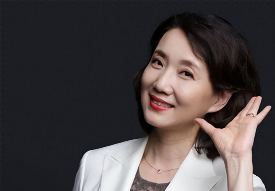 央视"最美国脸"李修平:42岁二婚嫁给大10岁丈夫,至今无儿无女