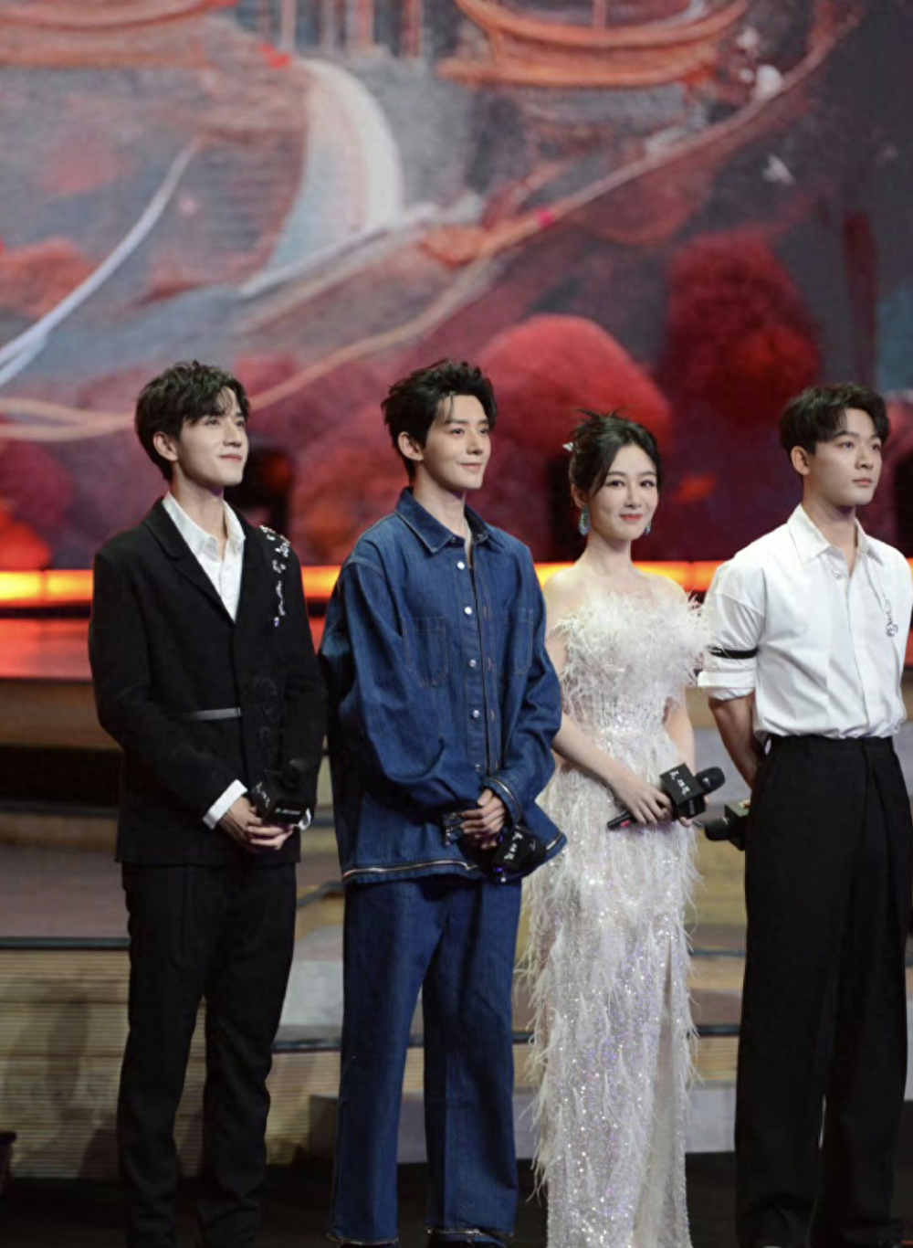 《长相思》演唱会被批拉胯,杨紫使出必杀技,檀健次姗姗来迟救场-腾讯