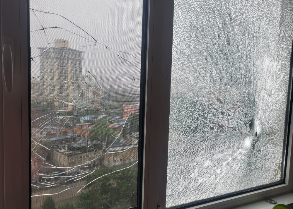 记者在马女士家看到,阳台窗户为双层玻璃,左右两侧的外层玻璃均碎裂