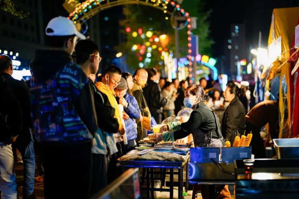 今天,西宁豹街情景巡游,千人锅庄来了