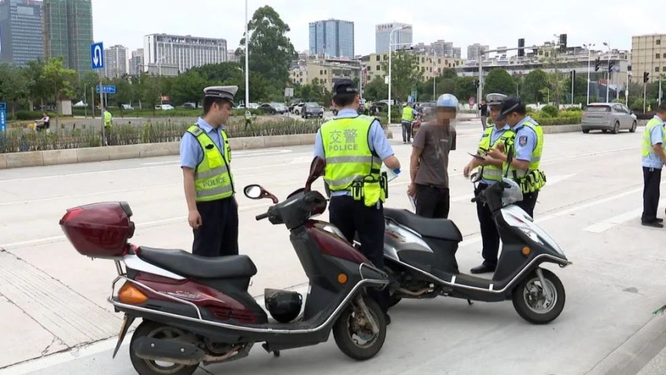 严查不戴头盔无证驾驶!河源持续开展"摩电"整治