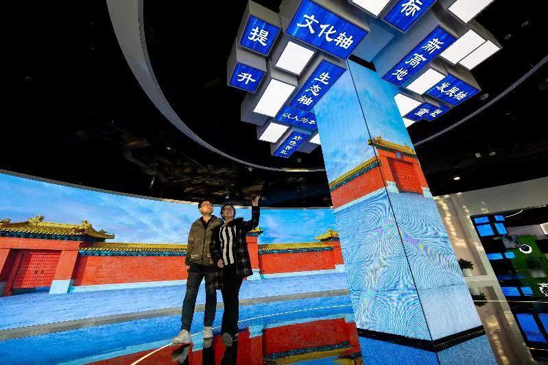 来到大厦内部,7层贯通的中庭设计让整个空间通透明亮,几张明黄色桌椅