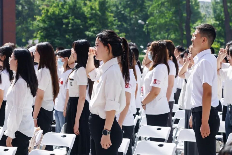 大学生,中学生,小学生,今天庄严宣誓!