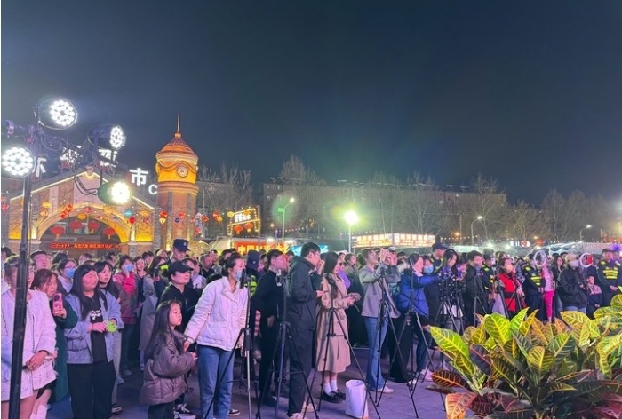 济南环联夜市"王婆说媒"相亲大会人气火爆