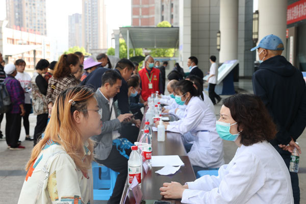 石柱县人民医院开展2023年全国肿瘤防治宣传周义诊活动