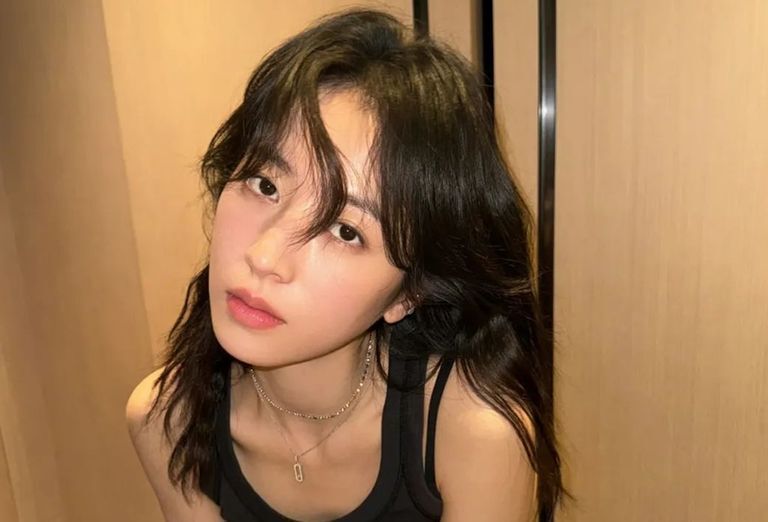 近期周雨彤po出的新照中,一头高层次卷发又是截然不同的感觉,再次把中