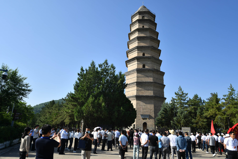 6月30日,观众在延安宝塔山参观.新华社记者 张博文 摄