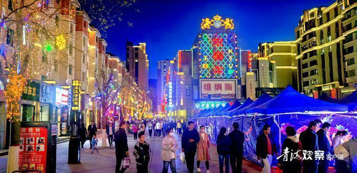 5月13日晚,许多群众在西宁市大通回族土族自治县桥头镇的"花儿步行街"