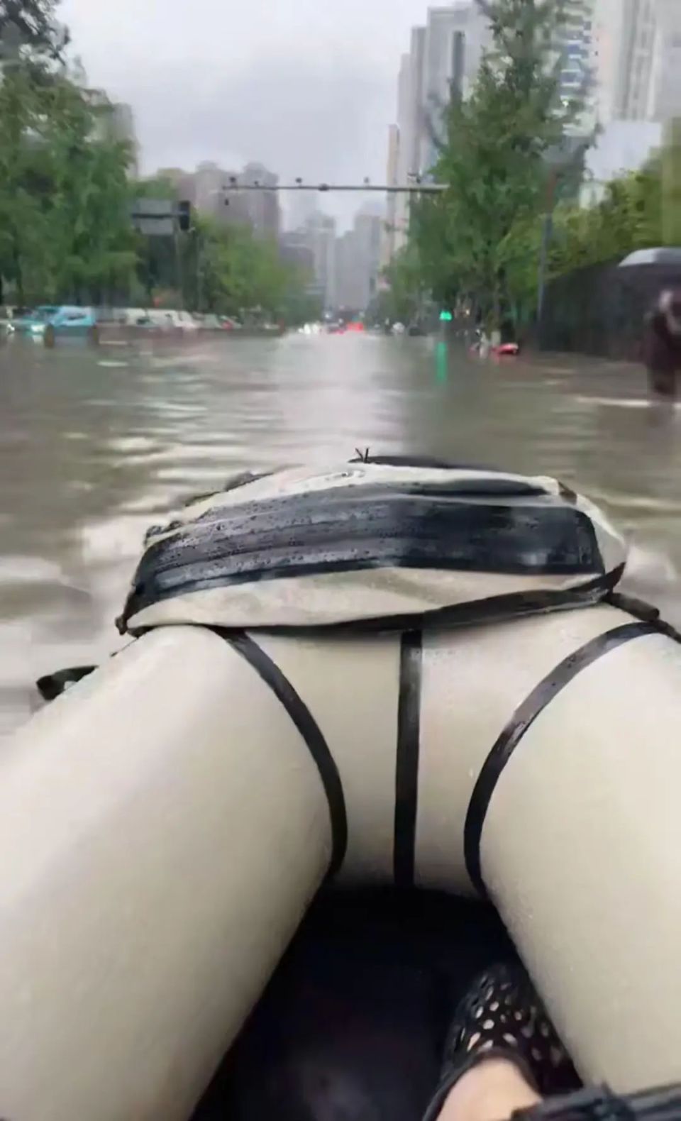 成都暴雨多条道路出现积水,一小伙划船上街,本人回应:两年前花3000