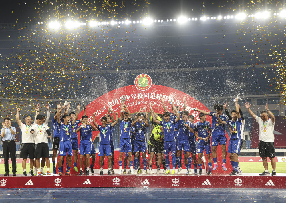 足球——全国青少年校园足球联赛:大连八中夺得高中男子组冠军