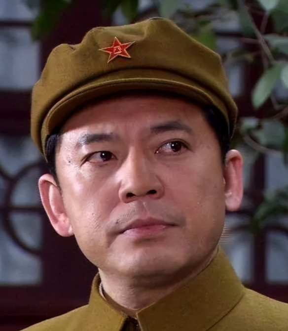 何政军:演《亮剑》中的赵刚多次喝醉,生活中他给老婆钉纽扣