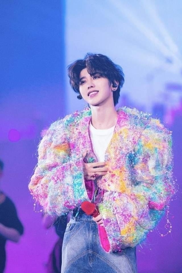 打胎风波后,久未公开亮相的蔡徐坤罕见晒照凹造型,穿牛仔外套留长发