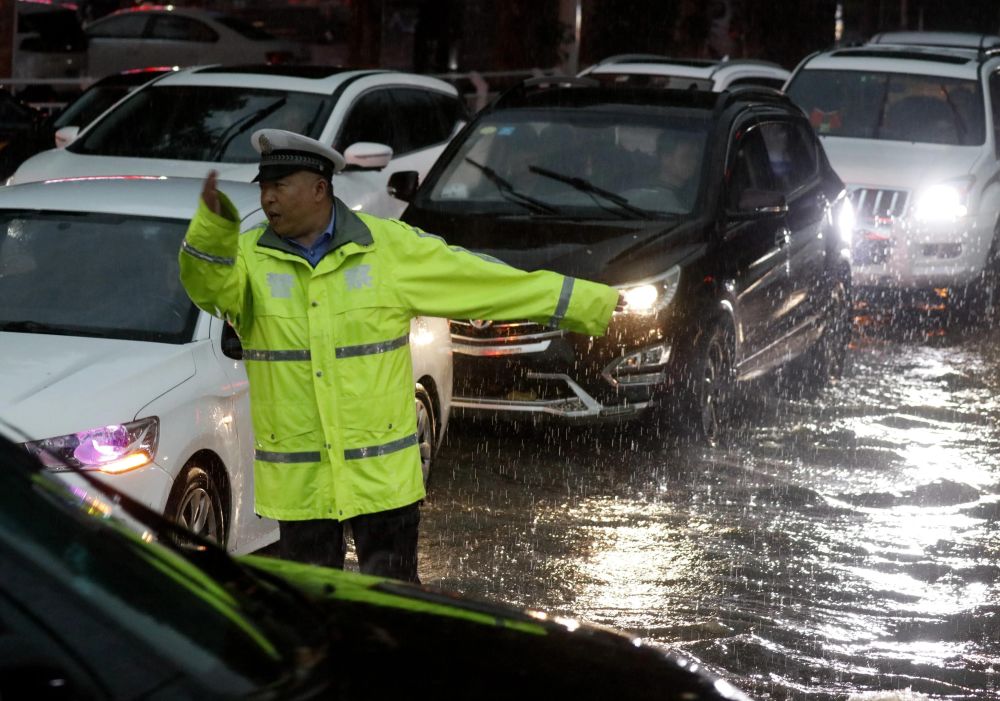 陕西渭南交警暴雨中执勤组图