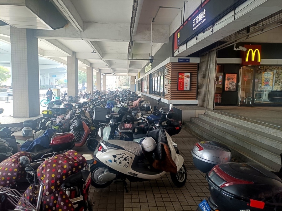 3号线江湾镇地铁站被非机动车包围乘客穿行不便还担心有消防隐患