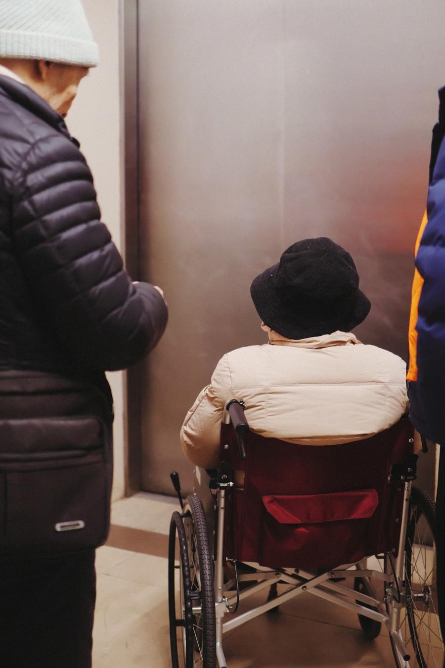 一段佳话㉓ ｜ 上海试点陪诊：老龄化社会，如何“科技”与“人文”并重？_腾讯新闻