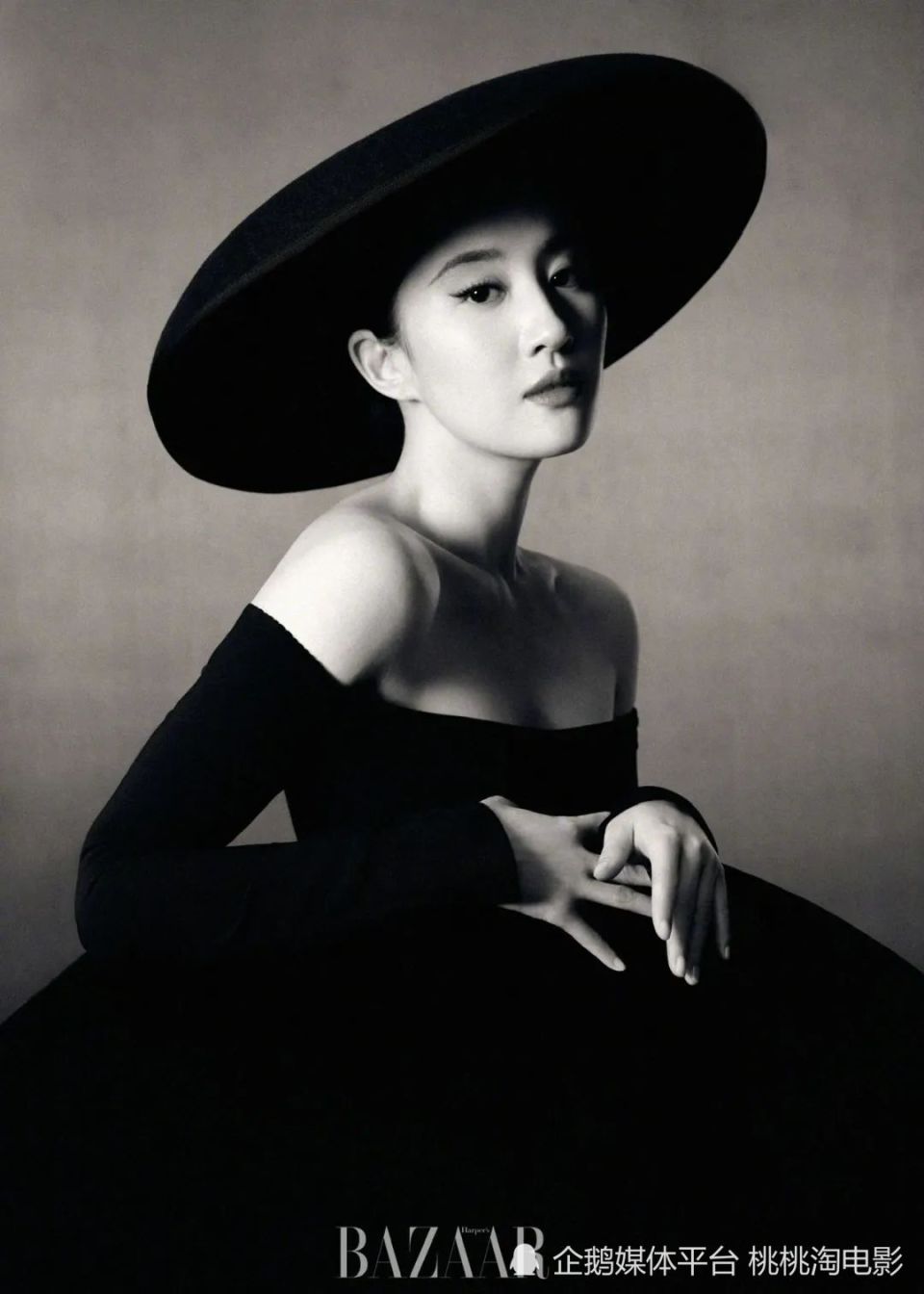 刘亦菲《时尚芭莎》四月双封封面,奢牌加身造型惊艳全场_腾讯新闻