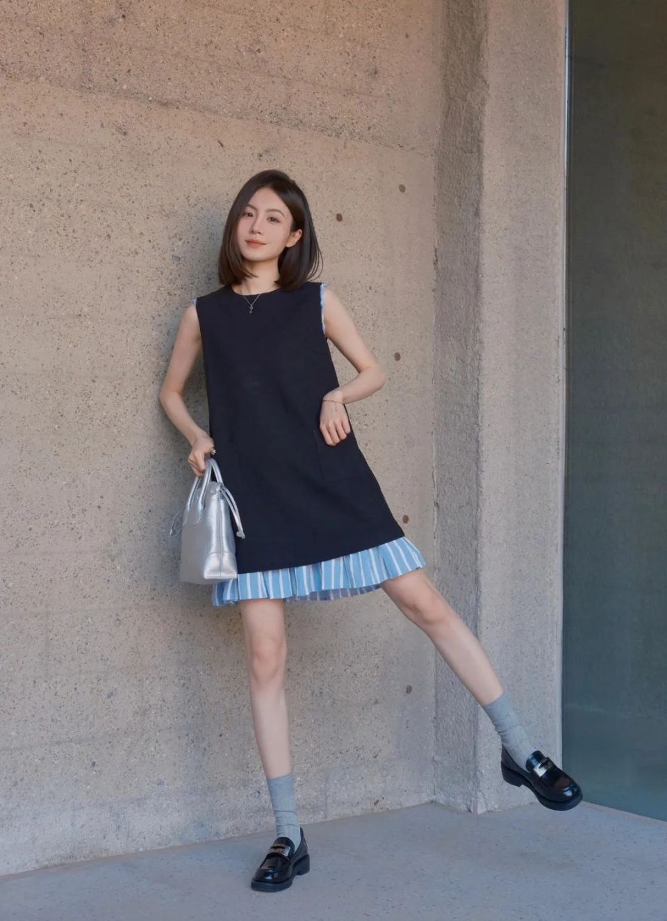 0vzc3z参考单价:06679钢琴黑针织背心连衣裙周雨彤的海边假日选择了