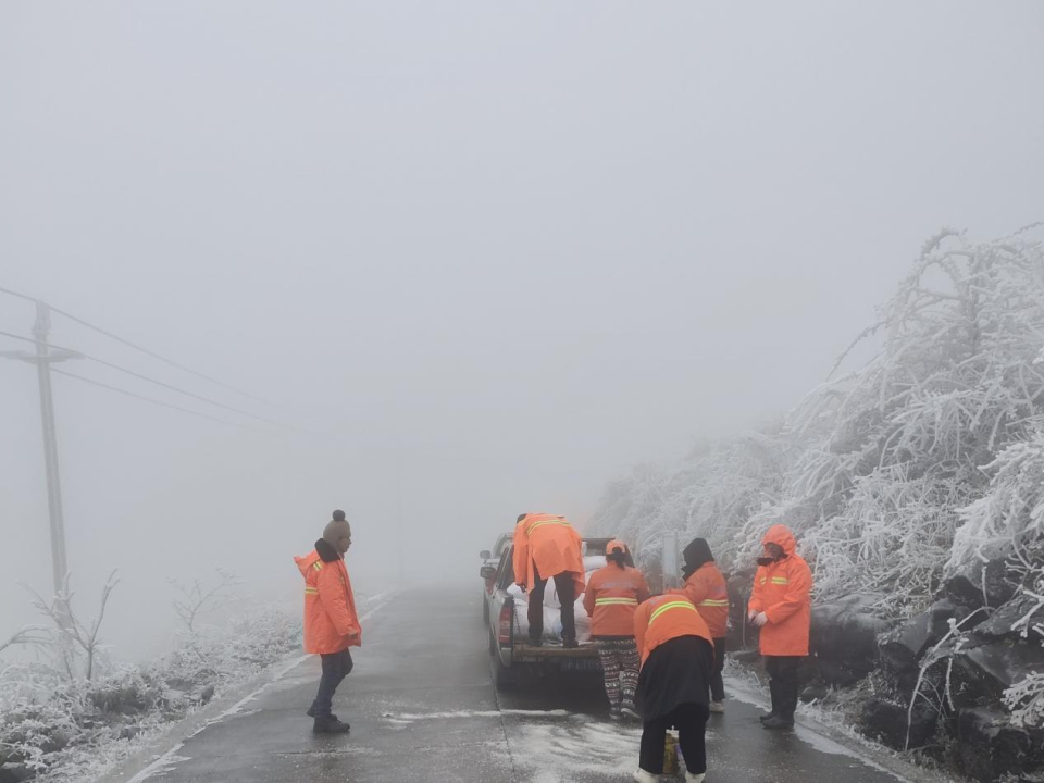 低温凝冻持续粤北山区公路加快除冰保畅