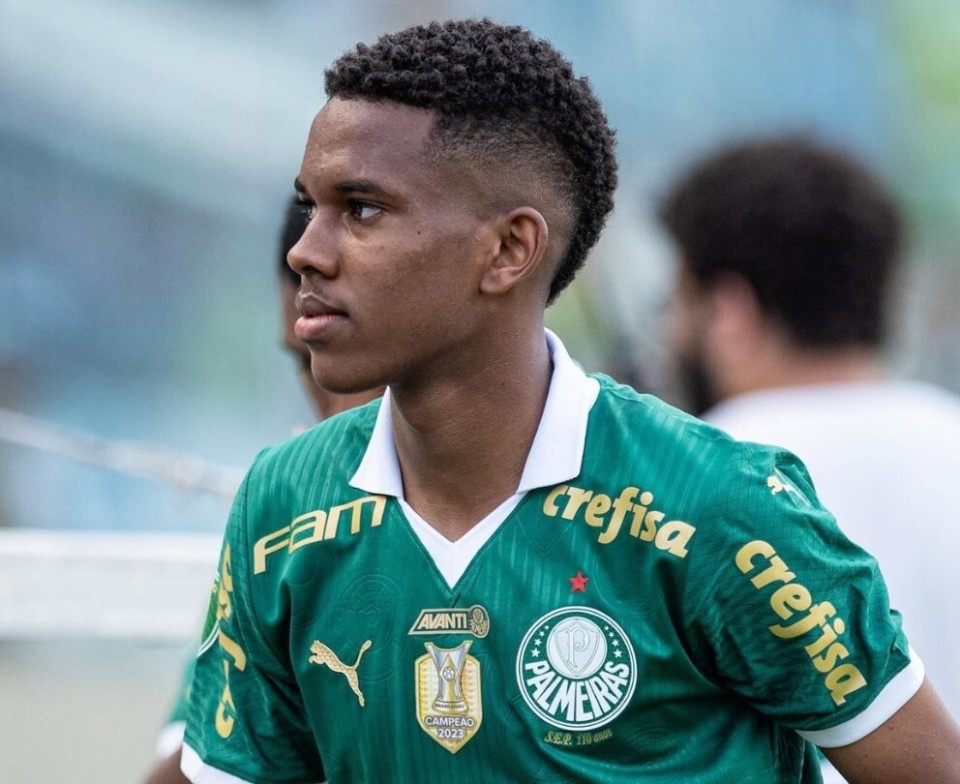 二前锋和前腰的角色,他在2021年从克鲁塞罗青年队转投到帕尔梅拉斯,本