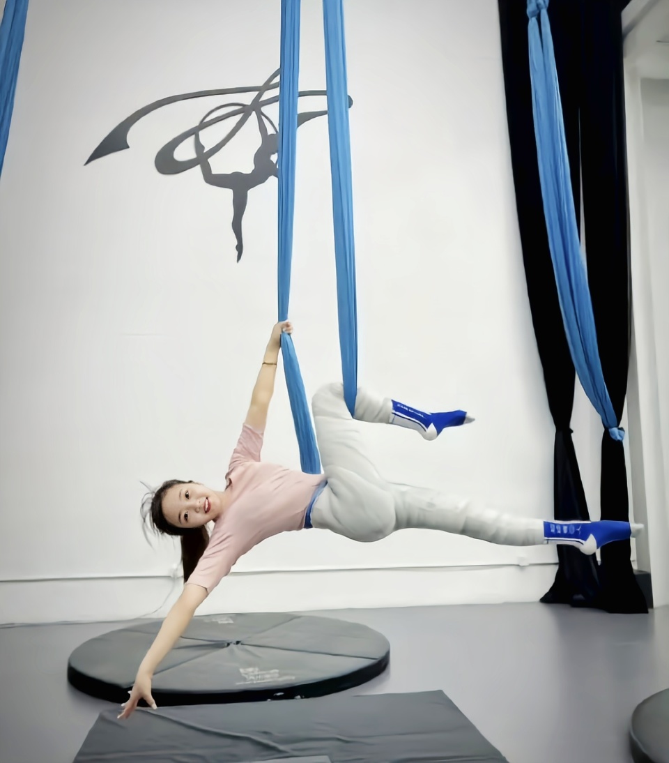 24岁林妙可参加同学婚礼,穿衣土气像大妈,身材发福被网友群嘲