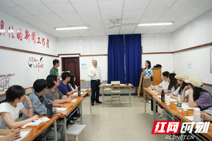 杨乐 刘嫔妮)近日,湖南大众传媒职业技术学院党委书记李三福采取不打