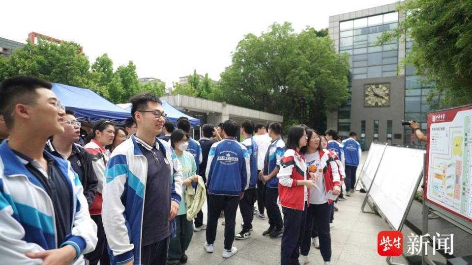 南京河西外国语学校的杨耀吉同学身着一件特别的校服,上面写满了"金榜