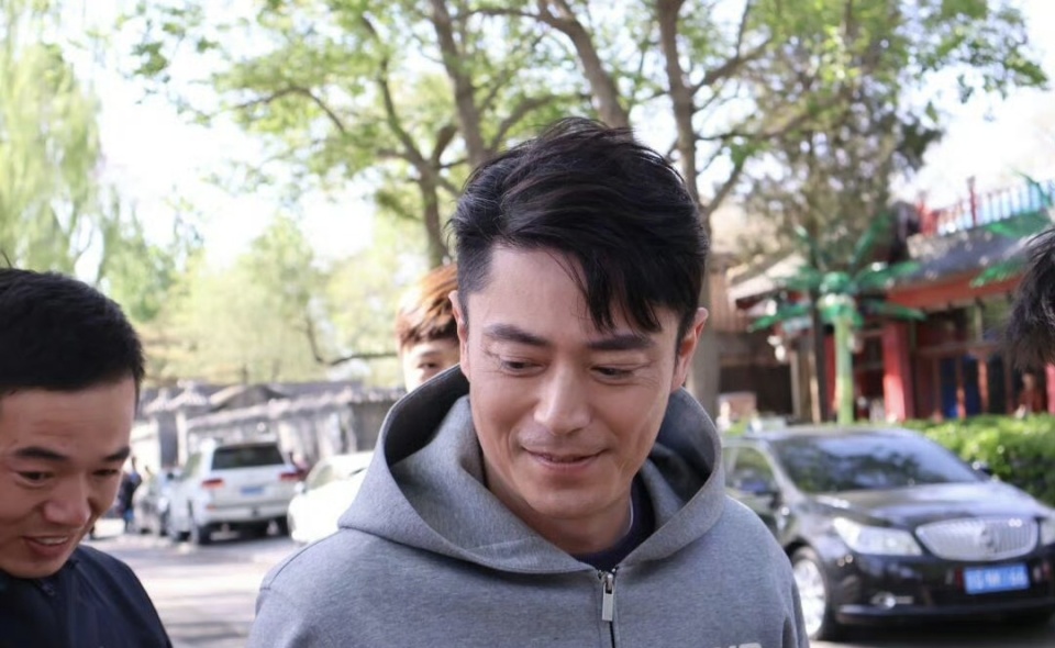 现在的霍建华,虽然状态还是很棒,没有中年发福,但比前些年看起来苍老