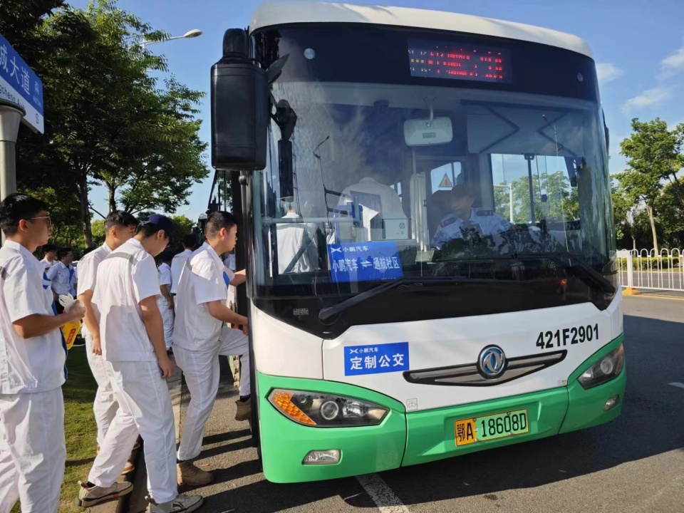 武汉公交为企业量身打造"职工用餐专线":午餐时间,接送职工往返于食堂