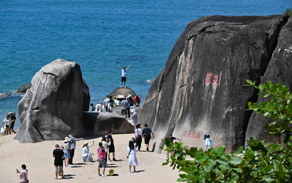 游客在三亚市天涯海角游览区游玩(2023年10月1日摄).