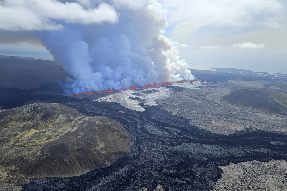 冰岛雷恰角半岛发生火山喷发
