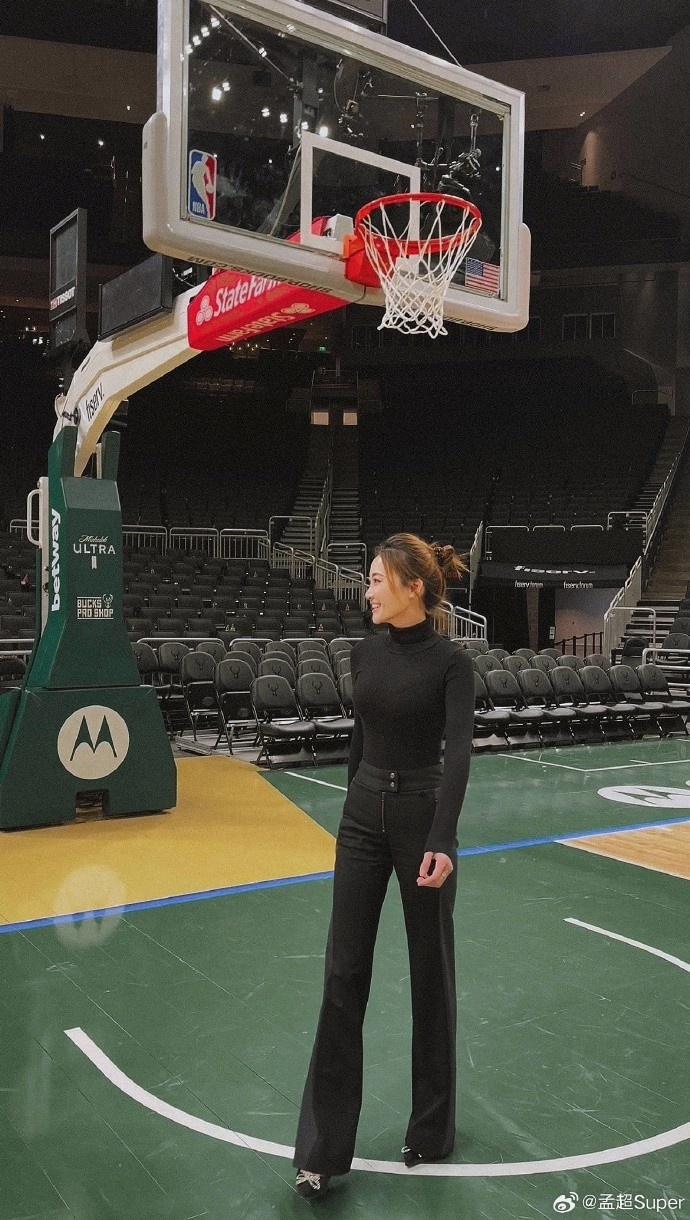 美女记者孟超晒采访字母哥照他直言每年夏天都要来中国