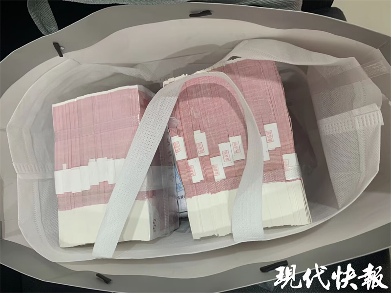 派出所接到辖区一女士报警,称家中老人在自家车库门口捡到几十万现金