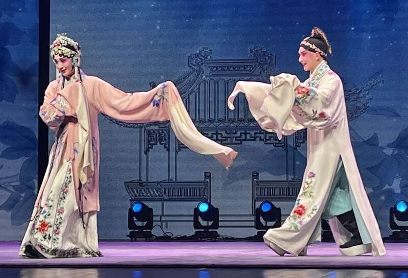图四:浙江艺术职业学院师生与浙江京昆艺术中心演员代表表演节目.