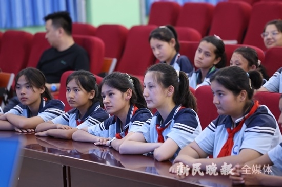 泽普八中学生聆听夜光杯作者分享  记者 张剑 摄飞越