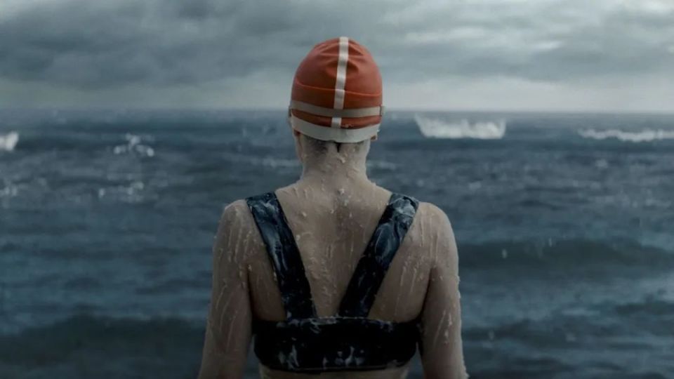 她和姐姐自制短款泳衣,头戴护目镜和红色泳帽,晨雾缭绕,跃入大海.