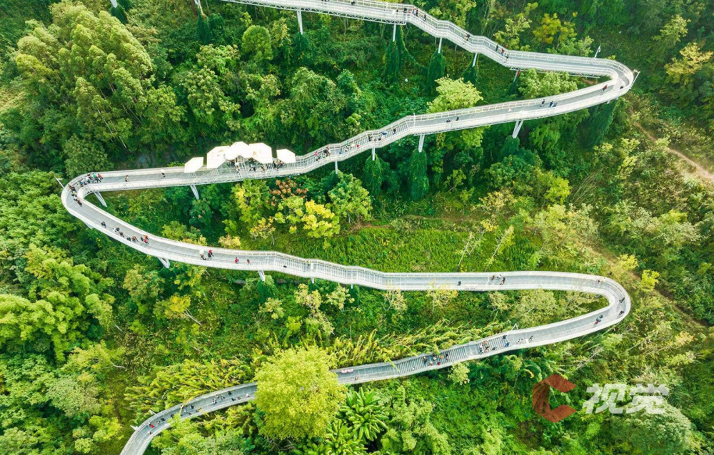 c视觉·航拍四川96丨开启云端"city walk " 丹景山高空栈道开放ing