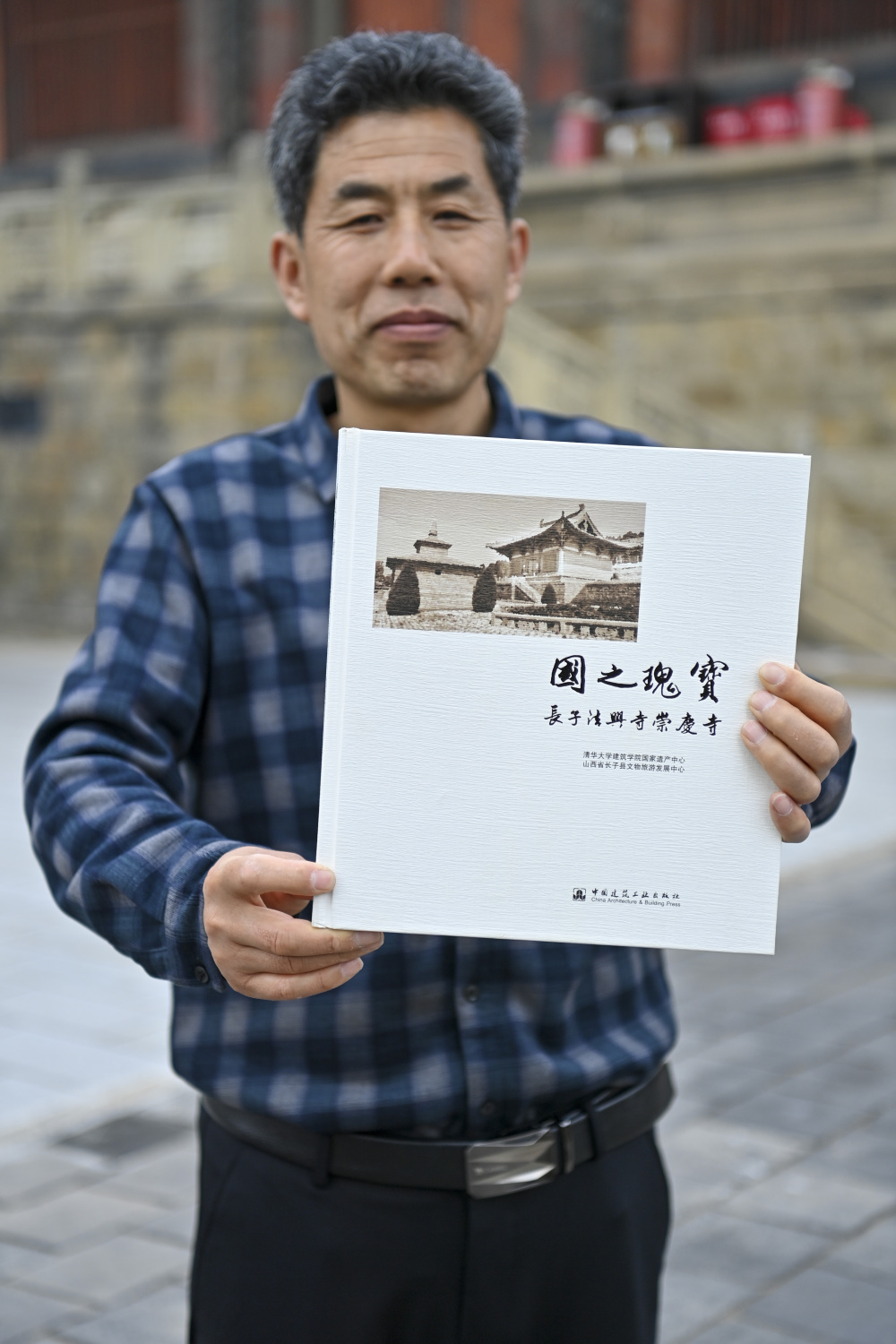 新华社记者 杨晨光 摄张宇飞在法兴寺的监控室内查看监控画面(3月12日