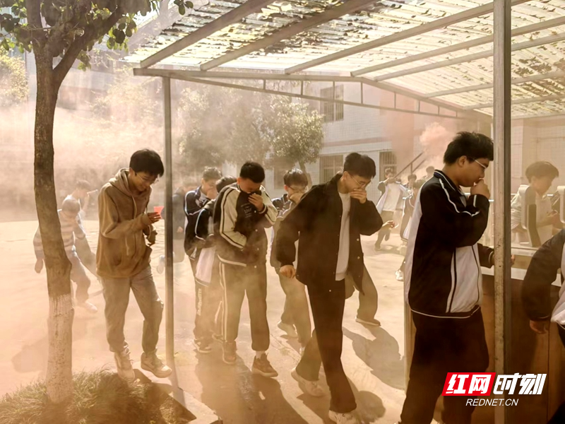 汝城二中积极开展消防演练筑牢安全防火墙