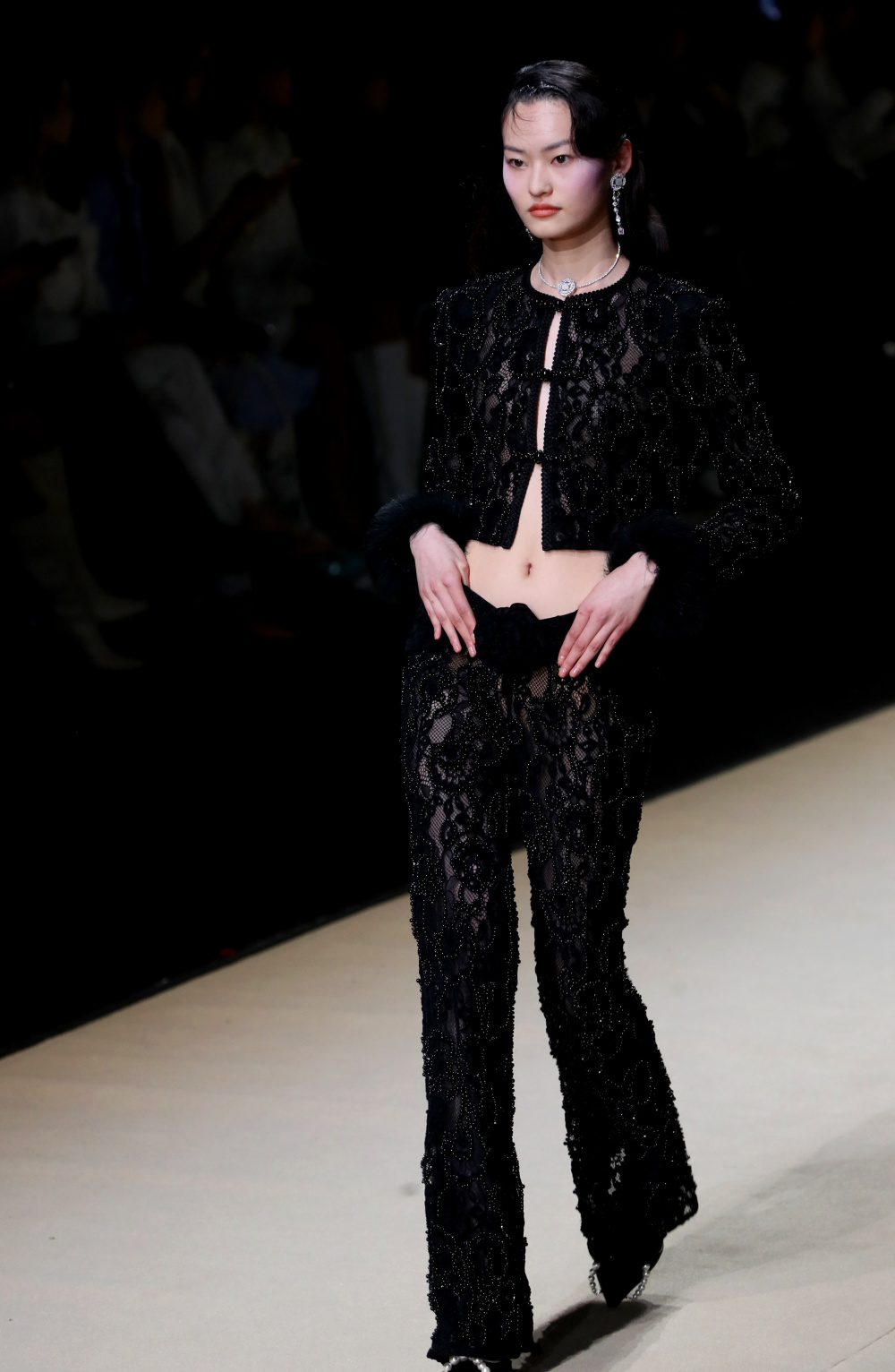 新华社记者 方喆 摄3月25日,模特在le fame品牌时尚秀中展示.