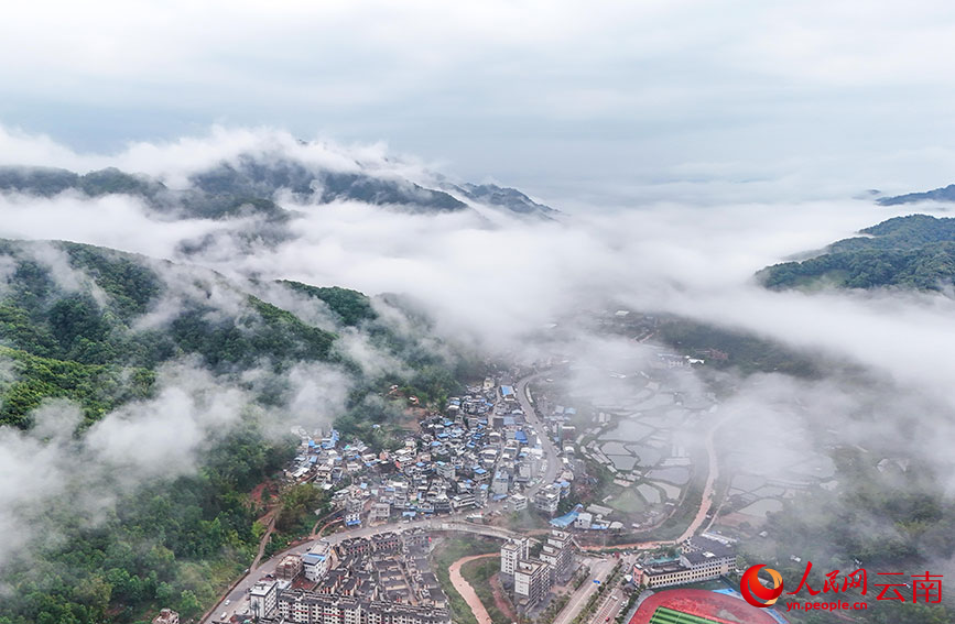 云南江城:雨后山色 美如水墨画