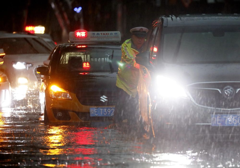 陕西渭南交警暴雨中执勤组图