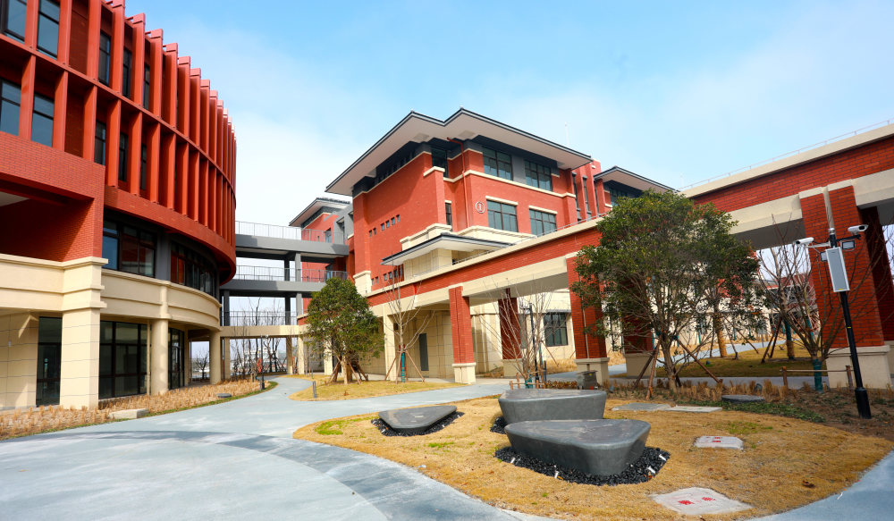 扩大崇明优质教育资源影响力上实东滩高中新校区今启用