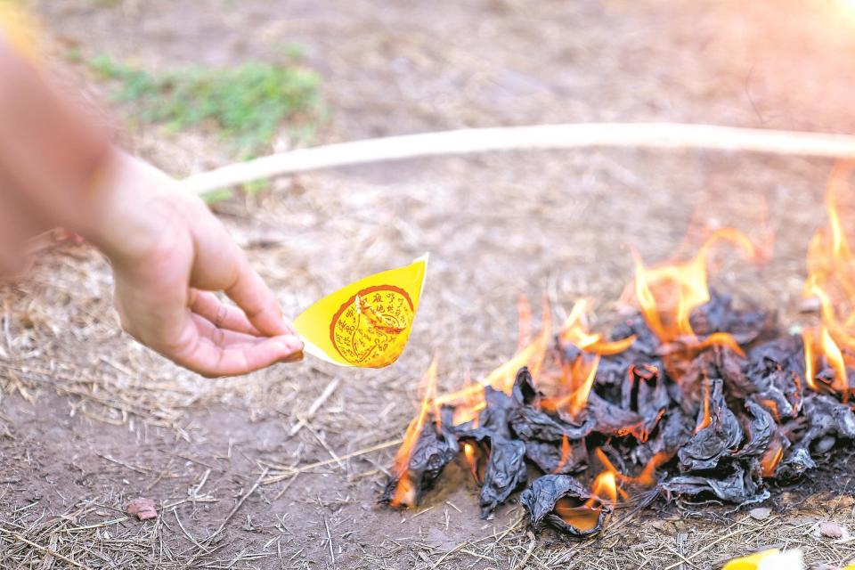 "冥币纸钱禁令"等祭扫话题争议再起 移风易俗不应"一刀切"_腾讯新闻